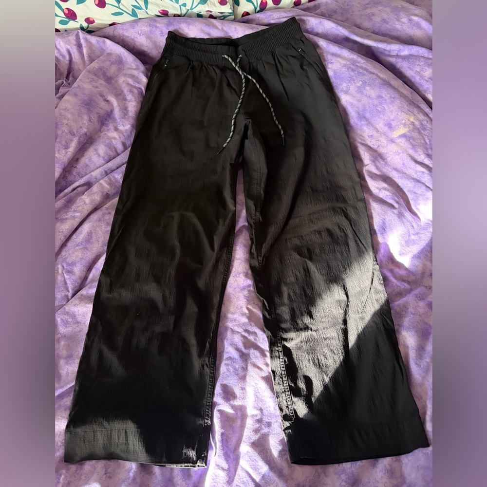 Athleta Trekkie Straight Crop Pant in black size 8T